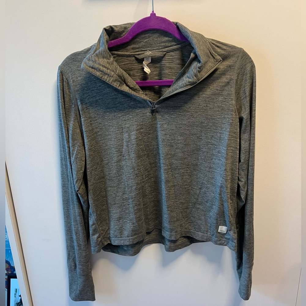 Vuori half zip long sleeve work out top - Womens medium